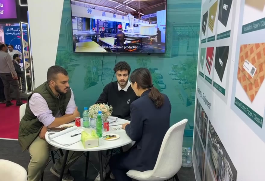 Exhibition-customer-inquiries-about-products